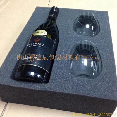 海綿內(nèi)托對各行各業(yè)產(chǎn)品起到絕緣、密封、防震、防塵、填充、隔音、固定，能夠保護(hù)包裝產(chǎn)品在運(yùn)輸過程中安然無恙，起到保護(hù)產(chǎn)品的一個作用，同時可以美化產(chǎn)品，提升產(chǎn)品檔次。