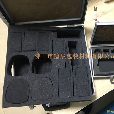 海綿內(nèi)托對各行各業(yè)產(chǎn)品起到絕緣、密封、防震、防塵、填充、隔音、固定，能夠保護(hù)包裝產(chǎn)品在運(yùn)輸過程中安然無恙，起到保護(hù)產(chǎn)品的一個作用，同時可以美化產(chǎn)品，提升產(chǎn)品檔次。