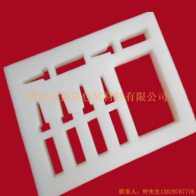 海綿內(nèi)托對各行各業(yè)產(chǎn)品起到絕緣、密封、防震、防塵、填充、隔音、固定，能夠保護包裝產(chǎn)品在運輸過程中安然無恙，起到保護產(chǎn)品的一個作用，同時可以美化產(chǎn)品，提升產(chǎn)品檔次。

