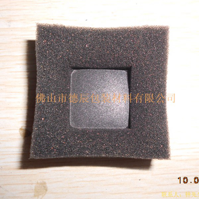 利用加熱鋁制模具對海綿進行塑形。