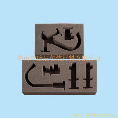海綿內(nèi)托對各行各業(yè)產(chǎn)品起到絕緣、密封、防震、防塵、填充、隔音、固定，能夠保護包裝產(chǎn)品在運輸過程中安然無恙，起到保護產(chǎn)品的一個作用，同時可以美化產(chǎn)品，提升產(chǎn)品檔次。